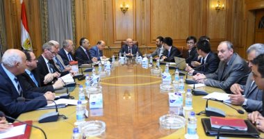 "العصار" يلتقى وفد شركة "CGGC" الصينية ويدعوهم لزيارة مصانع الوزارة 