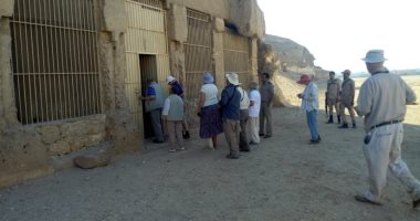 صور.. وفد سياحى متعدد الجنسيات يزور منطقة أثار بنى حسن بالمنيا