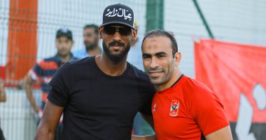 عبد الحفيظ يمنع لافتة تسىء لأحد الأندية المنافسة فى مران الأهلى بالإمارات
