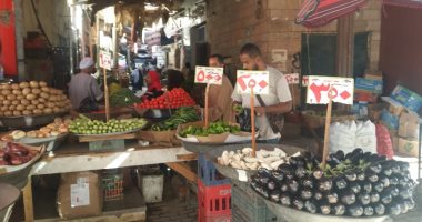 لأهالى أسوان ..تعرف على أسعار الخضروات والفاكهة بعد انخفاضها 30 %.. صور