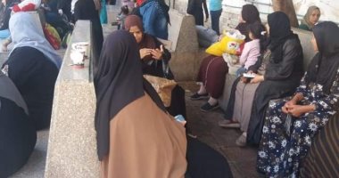 جامعة القاهرة تحيل موظفا بقصر العينى للتحقيق بعد إلقائه زيتا على مقاعد المرضى
