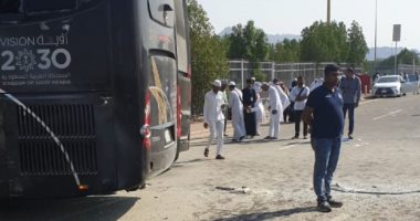 إصابة 18 معتمرا فى حادث تصادم بطريق عرفة بمكة..صور