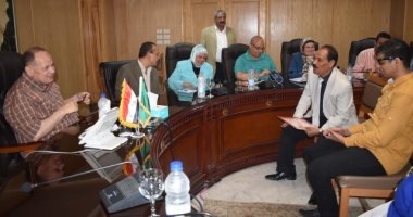محافظ الفيوم يحيل موظفا للتفتيش المالى لعدم مقابلة المواطنين وحل مشاكلهم
