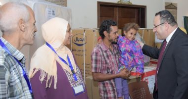 صور.. محافظ الإسكندرية يسلم أجهزة كهربائية للأهالى المتضررة من الطقس السيئ