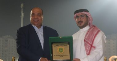 تبادل الدروع التذكارية بين الاتحاد السكندري ورئيس بعثة المحرق البحريني
