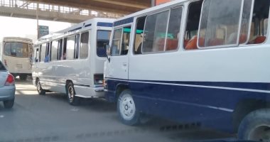 الزحمة تصل للدائرى.. شكوى من وقوف السيارات أسفل محور أحمد عرابى