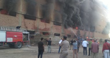 امتداد حريق قليوب.. والدفع بـ 30 سيارة إطفاء لمنع انتقاله للمنطقة الصناعية