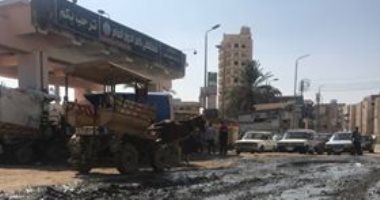  صور.. شكوى من تراكم القمامة والصرف الصحى أمام مستشفى كفر الدوار بالبحيرة