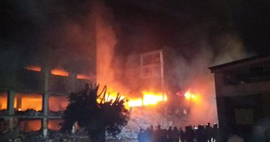 فيديو.. انهيار مبنى مصنع بقليوب بالكامل بعد صعوبة السيطرة على النيران