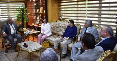 صور.. نائب وزير الزراعة تناقش مع محافظ أسوان إجراءات الوقاية من الحمى القلاعية