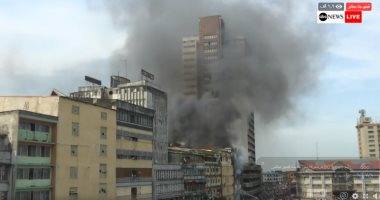 رجال الإطفاء بنيجيريا يواصلون إخماد حريق كبير فى سوق بمنطقة لاجوس