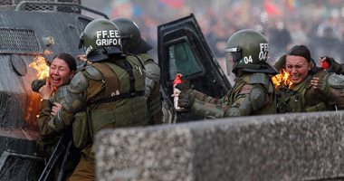 تصاعد التوتر فى تشيلى بين الشرطة والمتظاهرين والنار تلتهم أفراد مكافحة الشغب