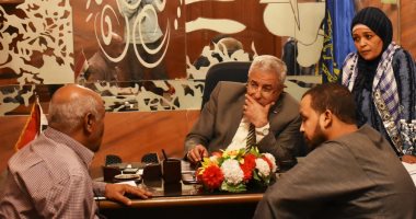 محافظ أسوان يوجه المسئولين بسرعة تلبية شكاوى المواطنين خلال اللقاء الأسبوعى