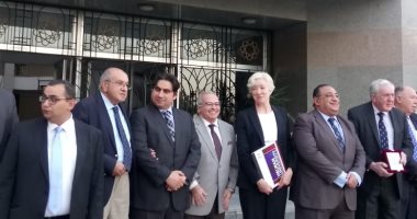 رئيس جامعة حلوان يستقبل رئيس كلية الجراحين الملكية بانجلترا لبحث تدريب شباب الأطباء