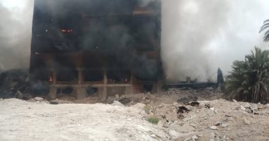 الحماية المدنية بالقليوبية تواصل أعمال التبريد بحريق مصنع أبو حوا 