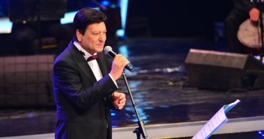 صور.. محمد الحلو يبدأ حفل مهرجان الموسيقى بالوسية والجمهور يتغزل فى شياكته