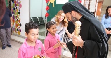 الانبا دانيال لطفي يزور مدرسة كاثوليكية بالإسماعيلية والتلاميذ يستقبلونه بالحلوى