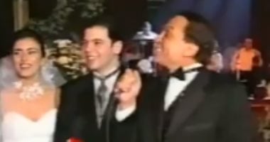  فيديو نادر للزعيم عادل إمام يحتفل بنجله رامى ويغنى "بجوز ابنى"