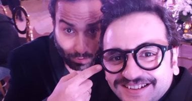 مصطفى خاطر يداعب أحمد فهمى فى عيد ميلاده: مش مصدق إنك كملت 50 سنة