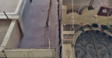 صور.. محافظ المنيا يوجه بتنفيذ أعمال إزالة أحد العقارات المائلة بمدينة ملوى