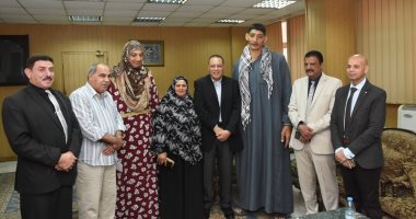 محافظ الشرقية يستقبل أطول رجل ويتكفل بعلاجه استجابة لـ"اليوم السابع"