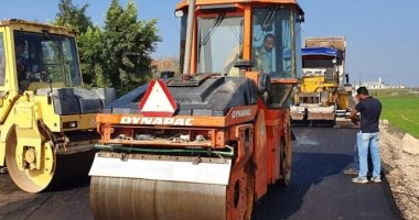 صور.. تنفيذ أعمال رصف طرق بنطاق 4 مراكز بالبحيرة بتكلفة 8 ملايين جنيه
