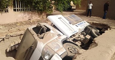 إصابة سائق ومساعده فى سقوط سيارة بحفرة فى أحد شوارع غارب.. صور