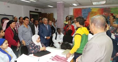 شاهد.. محافظ أسوان لشاب مشغول بهاتفه خلال لقاء الشباب: "القريب منك بعيد"