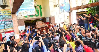 نجوم الفن والإعلام يشيعون جثمان هيثم احمد زكى إلى مثواه الأخير