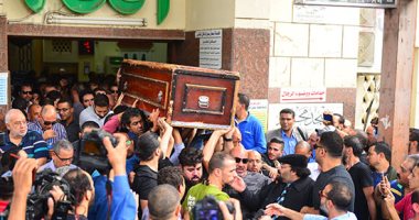 وصول جثمان هيثم احمد زكى لمسجد مصطفى محمود استعدادا لصلاة الجنازة