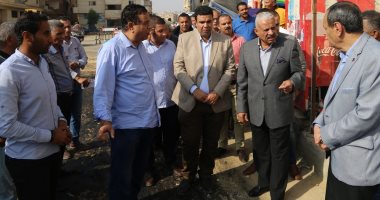 صور.. محافظ السويس يتابع أعمال الرصف بمنطقة القماين بحى الأربعين