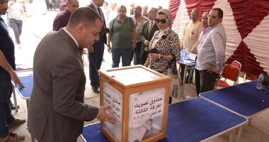 صور.. إقبال طلاب جامعة أسيوط على المشاركة بانتخابات الاتحادات الطلابية