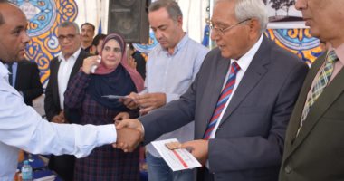 محافظ الدقهلية يسلم 50 منزلا فى شبراهور وطماى الزهايرة بالسنبلاوين.. صور