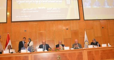 رئيس جامعة أسيوط يدعو الشباب نشر ثقافة الاعتدال فى مواجهة الأفكار المتطرفة
