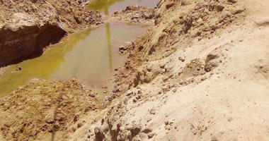 مجارى وأسلاك كهرباء متهالكة ومياه جوفية.. شكوى أهالى قرية حاجر من أسوان