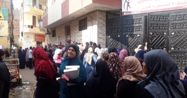 احتفالا بالمولد النبوى الشريف .. توزيع علب الحلوى على أهالى الجيزة