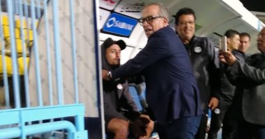 صور.. الجنايني يواسي لاعب المنتخب الاوليمبي عقب الاستبعاد بسبب الإصابة  