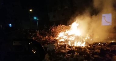 صور.. أهالى منشية البكرى بالمحلة يشكون من إشعال النيران فى تلال القمامة