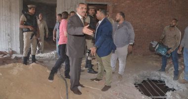 صور.. حملة لإزالة أدوار مخالفة بأحد العقارات بحى شرق أسيوط