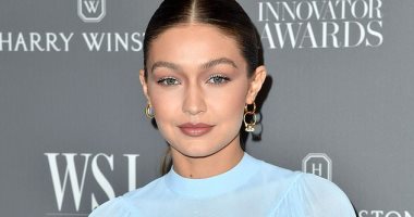 "جيجى حديد" تخطف الأنظار بالـ "Baby Blue" فى نيويورك من "Burberry"