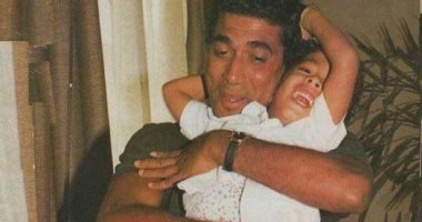شاهد.. النجم الراحل احمد زكي متحدثا عن نجله هيثم: واخد سمارى وشعرى الأكرت