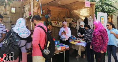 صور.. إقبال كبير على مهرجان قرية تونس للخزف والفخار فى الفيوم