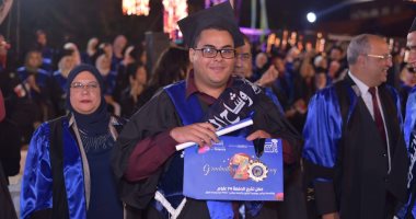نائب رئيس جامعة الإسكندرية يشهد حفل تخرج الدفعة 74 لطلاب علوم.. صور