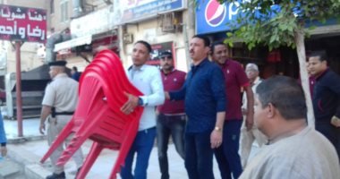صور.. إزالة اشغالات المقاهى ومنع الطلاب من الجلوس عليها نهاراً بكفر الشيخ