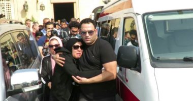فنانون يشاركون في تشييع جثمان والد أكرم حسني من مسجد طلعت مصطفى بالرحاب