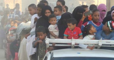 صور.. المئات من أهالى قرى أسوان يشاركون فى احتفالات "دورة المولد النبوى "