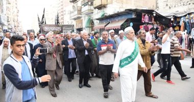 صور.. المحافظات تحتفل بالمولد النبوى بعادات مختلفة.. الإسكندرانية يوزعون شربات بالموز ومطروح بطهى العصيدة.. والأقصر بـ" وليمة المولد" والمرماح والرز بلبن فى قنا.. وأقباط بورسعيد يوزعون الحلوى