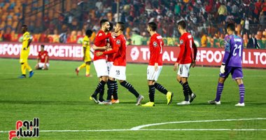 المنتخب الأوليمبي يتابع مباراة غانا والكاميرون من الملعب