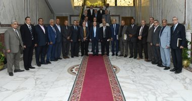 العصار يلتقى رؤساء نقابات العاملين بشركات الإنتاج الحربى