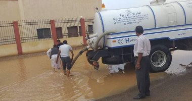 صور.. أمطار غزيرة على مدينة الشلاتين وسط فرحة الأهالى